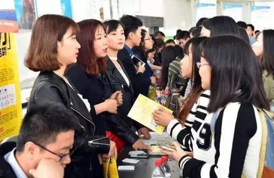 畢業兩年仍算應屆生？大學生擇業期政策解析